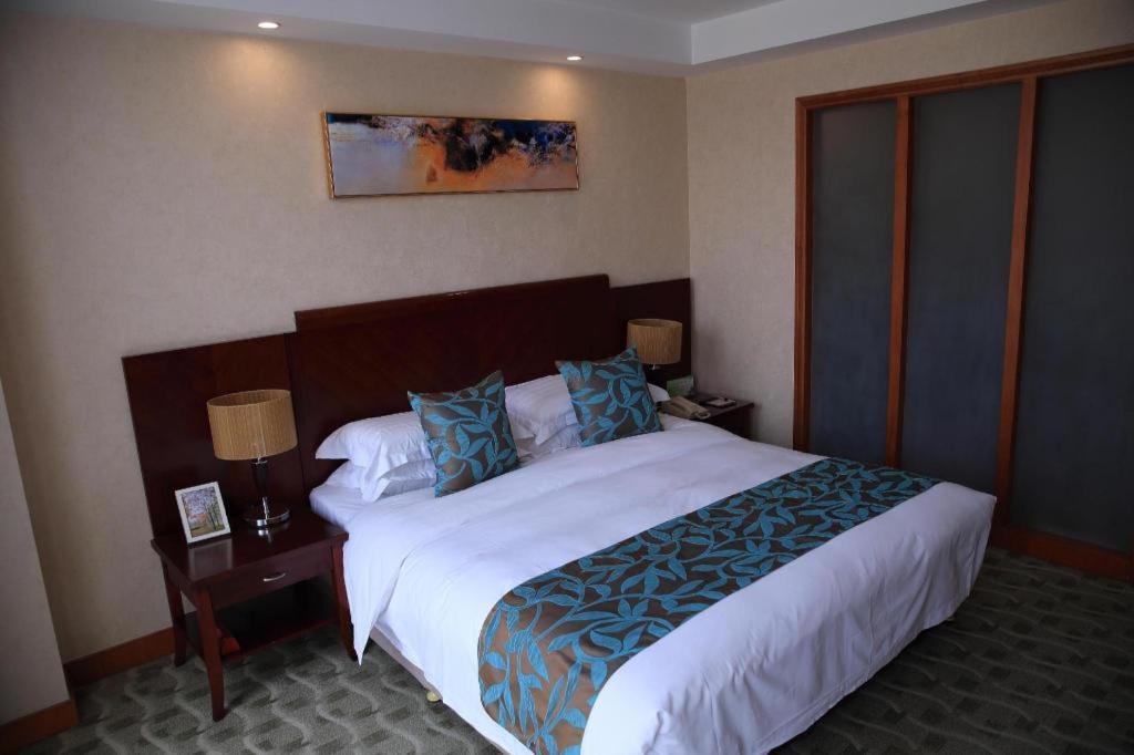 Qingdao Royal Garden Hotel Экстерьер фото