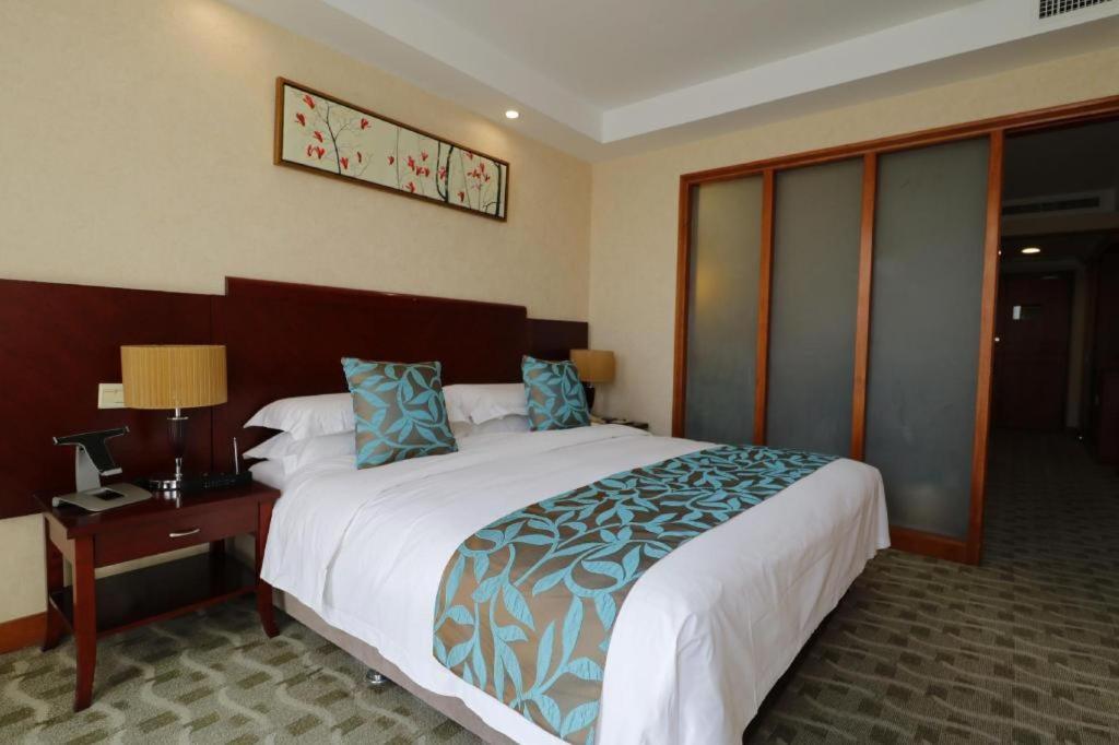 Qingdao Royal Garden Hotel Экстерьер фото
