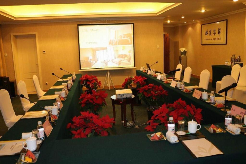 Qingdao Royal Garden Hotel Экстерьер фото