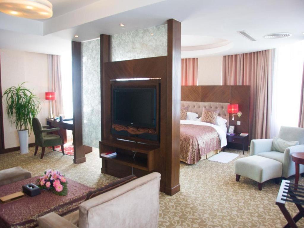 Qingdao Royal Garden Hotel Экстерьер фото